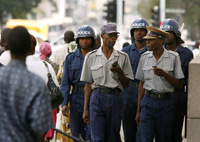 Une patrouille de la police antiémeutes, près de la Haute Court de Harare, le 14 avril 2008. (Photo : Reuters)