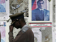 Une patrouille de police devant les affiches électorales au Zimbabwe, le 9 avril 2008.(Photo: Reuters)