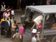 Arrestations par la police de membres du MDC (Mouvement pour le changement démocratique) à Harvest House, le siège du MDC à Harare, le 25 avril 2008. (Photo : Reuters)