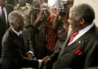 Le président sud-africain, Thabo Mbeki (g), accueilli par son homologue zambien, Levy Mwanawasa, à l'ouverture du sommet de la SADC à Lusaka, le 12 avril 2008.(Photo : Reuters)