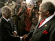 Le président sud-africain, Thabo Mbeki (g), accueilli par son homologue zambien, Levy Mwanawasa, à l'ouverture du sommet de la SADC à Lusaka, le 12 avril 2008.(Photo : Reuters)
