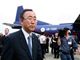 Ban Ki-moon à l'aéroport International de Don Mueang à Bangkok  présent pour le premier vol d’aide humanitaire vers la Birmanie, le 24 mai 2008. (Photo : Reuters)
