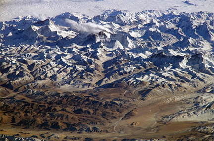 L'Himalaya vu de l'ISS, avec le plateau tibétain au premier plan.(Photo : NASA)