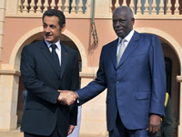 Le président français Nicolas Sarkozy (à gauche), et le président angolais José Eduardo Dos Santos.(Photo : AFP)