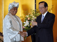 La Présidente du Liberia, Mme Ellen Johnson-Sirleaf aux côtés du Premier ministre Japonais Yasuo Fukuda, en marge des travaux de la 4ème Ticad à Yokohama, le 28 mai 2008.( Photo : AFP )