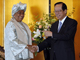 Madame la Présidente du Liberia Ellen Johnson-Sirleaf (G) serre la main du Premier ministre Japonais Yasuo Fukuda (D), en marge des travaux de la 4è Conférence Internationale de Tokyo sur le Developpement Africain (Ticad ), à Yokohama, le 28 mai 2008.( Photo : AFP )