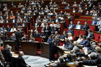 Le ministre de l'Ecologie Jean-Louis Borloo (au centre) présente le projet de loi sur les OGM à l'Assemblée nationale.(Photo : AFP)