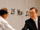 Le secrétaire général de l'ONU Ban Ki-moon (à droite) et le Premier ministre birman Thein Sein (au centre), le 25 mai 2008.(Photo : Reuters)