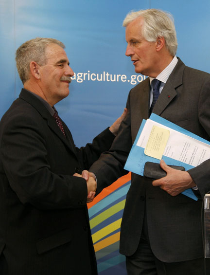 Michel Barnier, ministre français de l'Agriculture et de la Pêche (d) et Pierre-Georges Dachicourt (g), président du Comité national de la pêche, lors d'une conférence de presse à Paris, le 21 mai 2008.(Photo : Reuters)