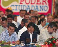 Evo Morales, le président bolivien (au centre), le 7 mai 2008. 

		(Photo : Reuters)