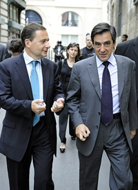 Le Premier ministre François Fillon et Eric Besson en visite à la société Darworks à Paris, le 28 mai 2008.(Photo: AFP)