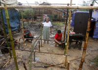 Des Birmans reconstruisent leurs maisons dans un village près de Rangoon.(Photo : Reuters)