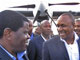 Le pasteur Habimana (à gauche) est accueilli par le général Guillaume Bunyoni, le 16 mai 2008, à l'aéroport de Bujumbura.(Photo : AFP)