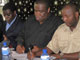 La signature du 26 mai 2008 avec Pasteur Habimana (g) représentant des FNL, le général Evariste Ndayishimiye (d), en présence du   médiateur sud-africain Kingsley Mamabolo (c).
(Photo: AFP)