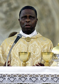 Le cardinal Bernardin Gantin célébrant une messe à Rome.(Photo: AFP)