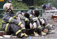 Des militaires chinois reprennent leur souffle après des heures de recherche dans les décombres.(Photo : Reuters)