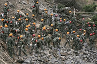 Des soldats chinois creusent un canal dans le barrage naturel de Tangjiashan.(Photo : Reuters)