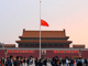 Le drapeau national chinois est en berne sur la place Tiananmen, à Pékin, le 19 mai 2008.(Photo : Reuters)