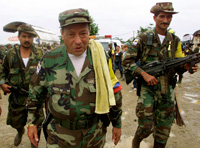Le fondateur des FARC, Manuel Marulanda (c) en 2000.(Photo : Reuters)