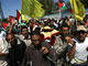 Des Palestiniens portent le corps de Wafa al-Dagma, lors de ses obsèques le 8 mai 2008. L'enseignante palestinienne de 33 ans a été tuée pendant une opération militaire israélienne près de Khan Younès. (Photo : AFP)