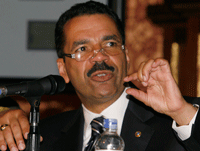 Le secrétaire général d'Interpol, Ronald Noble, lors d'une conférence de presse à Bogota, le 15 mai 2008.(Photo : Reuters)