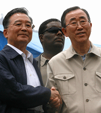 Le Premier ministre chinois, Wen Jiabao, et le secrétaire général des Nations unies, Ban Ki-moon, se sont rendus à Yingxiu, l'épicentre du séisme, le 24 mai 2008.(Photo : Reuters)