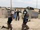 La police poursuit des pillards lors d'un débordement de violence anti-étrangers, dans le bidonville de Khayelitsha, à Cape Town, le 23 mai 2008. (Photo : Reuters)