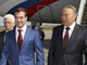 Le président kazakh Noursoultan Nazarbaïev (d) accueille le président russe Dmitri Medvedev à Astana ce mercredi 22 mai.(Photo : AFP)