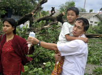 Un enfant est amené par son père vers l'hôpital de Rangoon ce dimanche 4 mai.(Photo : Reuters)