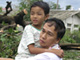 Un enfant est amené par son père vers l'hôpital de Rangoon ce dimanche 4 mai.(Photo : Reuters)