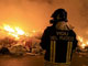 A Naples, un pompier lutte contre l'incendie d'un tas d'immondices. (Photo : AFP)