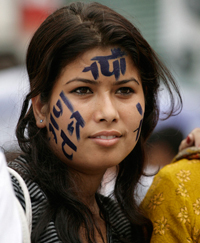 Une Népalaise affiche fièrement les mots «Nouvelle République du Népal» sur son visage.(Photo: Reuters)