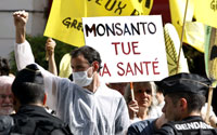 Manifestation anti-OGM devant l'Assemblée nationale le 13 mai 2008.(Photo : Reuters)