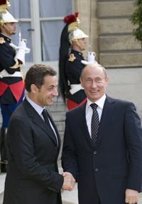 Le président Nicolas Sarkozy (g) accueillant le Premier ministre russe Vladimir Poutine sur le perron de l'Elysée ce jeudi 29 mai.(Photo : Reuters)