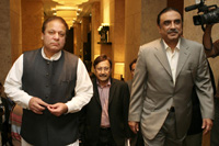 L'ancien Premier ministre pakistanais Nawaz Sharif (g) et le leader du Parti du peuple pakistanais Asif Ali Zardari à Dubaï le 30avril.(Photo : Reuters)