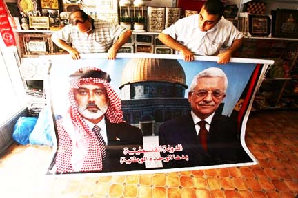 Dans une échoppe de Gaza, un poster représentant le leader du Hamas Ismaïl Haniyeh (G) et le président palestinien Mahmoud Abbas.(Photo : AFP)