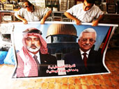 Dans une échoppe de Gaza, un poster représentant le leader du Hamas Ismaïl Haniyeh (G) et le président palestinien Mahmoud Abbas.(Photo : AFP)