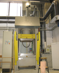 Machine de thermo-pressage, sorte de presse hydraulique.(Photo : Dominique Raizon/ RFI)