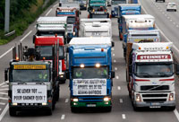 Protestations des camionneurs aux environs de Strasbourg, le 16 juin 2008.(Photo: Reuters)