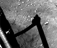 Essai de transfert de terre de Mars par un bras robotique, le 3 juin 2008.© Nasa