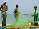 Des pêcheurs à Thiaroye-sur-mer au Sénégal, le 19 juin 2008.( Photo : Coumba Sylla / RFI ) 