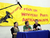 Olivier Besancenot avec deux militants, lors de la 1ère Coordination nationale du Nouveau parti anticapitaliste(Photo : AFP)