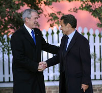 George Bush et Nicolas Sarkozy, le 7 novembre 2007, à l'occasion du premier voyage officiel du président français à Washington.(AFP)