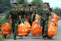 Des soldats chinois constituent un stock de gilets de sauvetage au cas où le barrage naturel de  Tangjiashan céde.(Photo : Reuters)