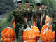 Des soldats chinois constituent un stock de gilets de sauvetage au cas où le barrage naturel de Tangjiashan cède.(Photo : Reuters)