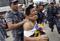 Arrestations violentes des pro-tibétains qui manifestaient devant l'ambassade chinois de Kathmandou, le 8 juin 2008.(Photo: Reuters)