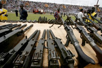Une opération de désarmement lors du processus de réconciliation, à Bouaké, le 30 juillet 2007. (photo : AFP)