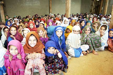 Des élèves de l'école primaire de Pitao Banda, dans la province frontalière du nord-ouest du Pakistan.(Photo : Zaidi/Unicef Pakistan)