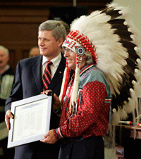 Le Premier ministre canadien, Stephen Harper (à gauche), est en compagnie du chef de l'Assemblée des Premières Nations, Phil Fontaine, qui a lui-même passé dix ans dans un pensionnat.(Photo : Reuters)