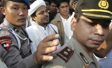 Muhammad Rizieq, le leader du Front des défenseurs de l'islam, est arrêté à Jakarta, le 4 juin 2008.(Photo: Reuters)